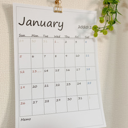 【縦、土→青 日祝→赤タイプ】2024年 2025年 カレンダー モノトーン シンプル 1枚目の画像
