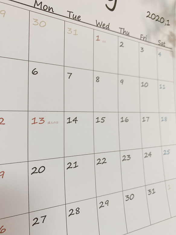 【縦、土→青 日祝→赤タイプ】2024年 2025年 カレンダー モノトーン シンプル 3枚目の画像