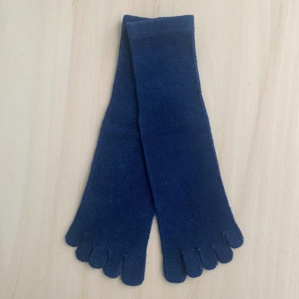 草木染め5本指シルクの靴下　［青（藍）］ 2枚目の画像