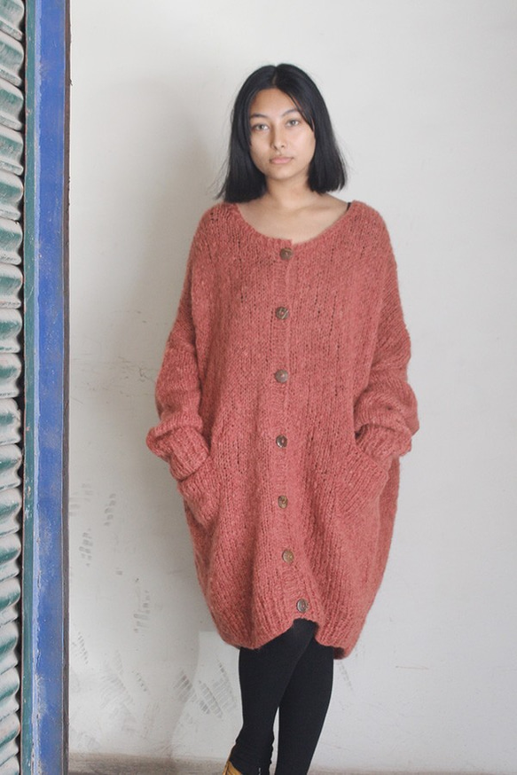 手工編織馬海毛長版開襟衫（鮭魚粉紅） 第2張的照片