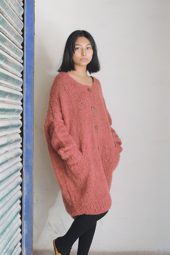 手工編織馬海毛長版開襟衫（鮭魚粉紅） 第3張的照片