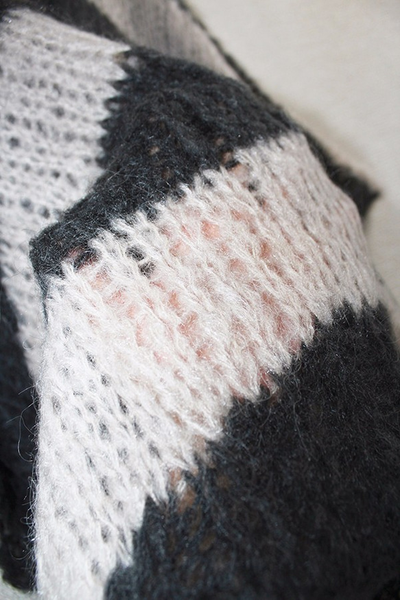 手編みモヘアタートルネックセーター　ブラックボーダー 5枚目の画像