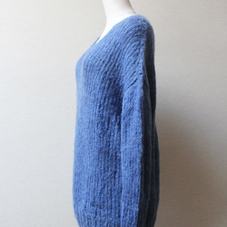 手工編織馬海毛V領毛衣藍色 第3張的照片