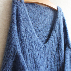 手工編織馬海毛V領毛衣藍色 第6張的照片