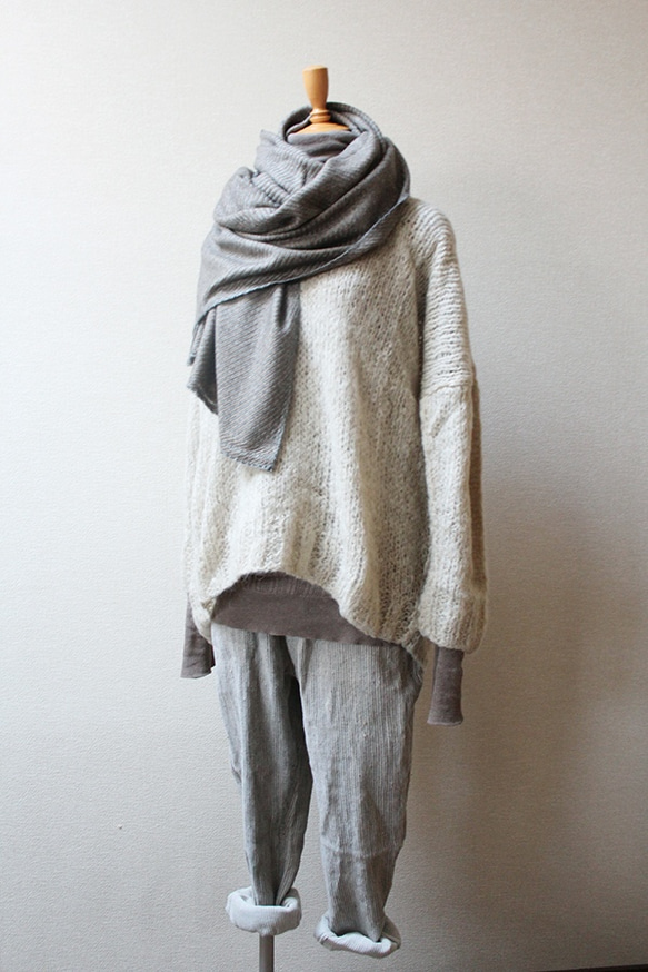 手織羊絨披肩灰色米色× 第3張的照片