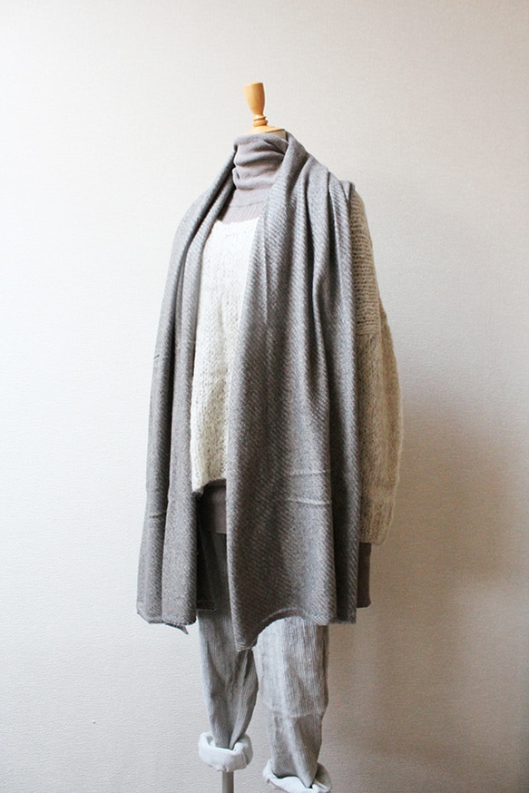 手織羊絨披肩灰色米色× 第4張的照片