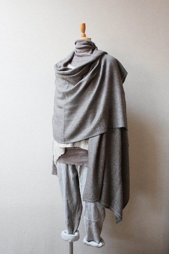 手織羊絨披肩灰色米色× 第5張的照片