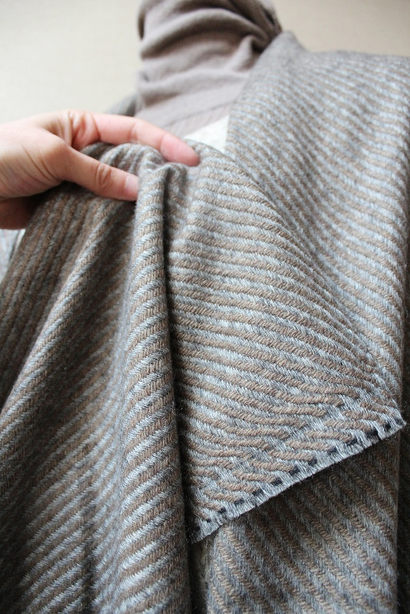 手織羊絨披肩灰色米色× 第7張的照片
