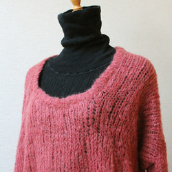 手編みモヘアオープンネックセーター　ピンク 2枚目の画像