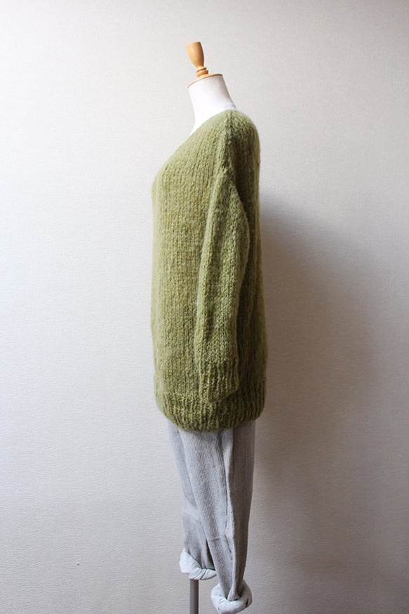 手工編織的馬海毛V領毛衣橄欖 第6張的照片