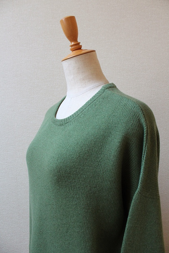 苔綠色純羊絨圓領毛衣 第4張的照片