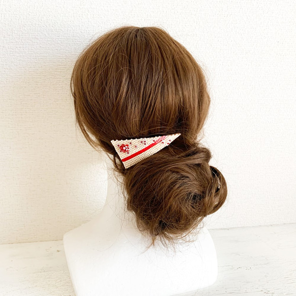 Hair accessory : バレッタ "  小花のtriangle. " | アイボリー×レッド | 8枚目の画像