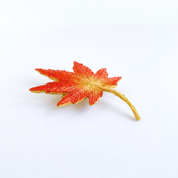 Brooch : ブローチ " 秋立つ紅葉のブローチ "　<秋限定作品> 5枚目の画像