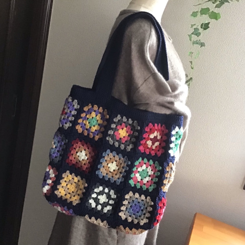 ネイビー トートバッグ 編みぐるみ付き かぎ編みのトートバッグ (ネイビー) トートバッグ monm（モンム