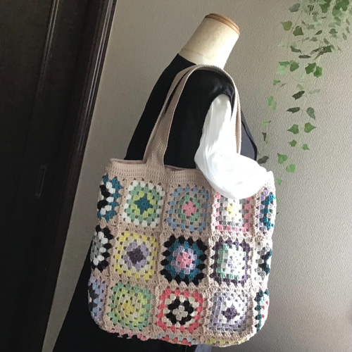 ＊じゅんじゅん様＊ハンドメイド　巾着トート　グラニーバッグ handmade》グラニースクエア モチーフつなぎ ちょい持ち かばん