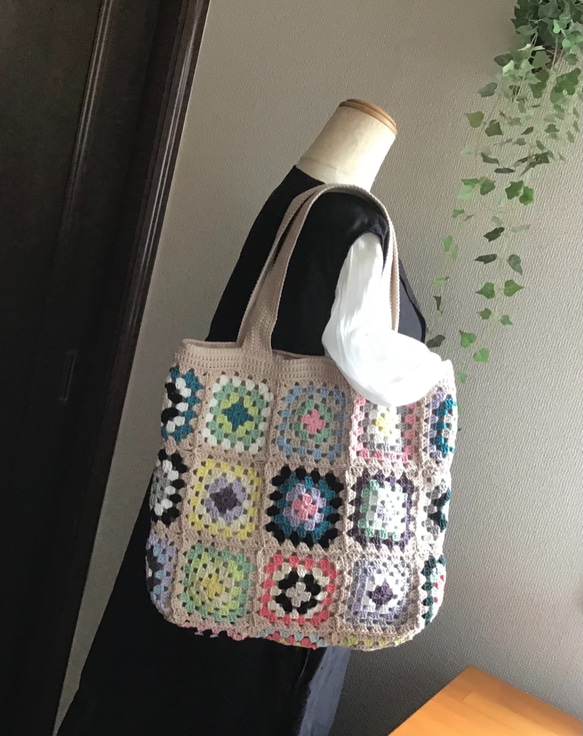 ＊じゅんじゅん様＊ハンドメイド　巾着トート　グラニーバッグ 受注制作】コットン肩掛けグラニースクエアランダムモチーフ