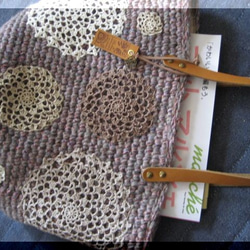オリジナル毛糸で編んだ本革持ち手の肩掛けバック（グレイッシュピンクドイリー） 4枚目の画像