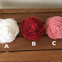 手編みレース編みのバラのコサージュ(6色より1個) 2枚目の画像
