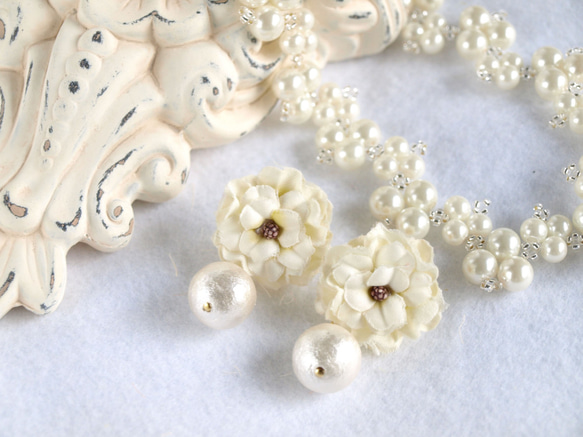 布の白いお花とコットンパールのピアス小 1枚目の画像