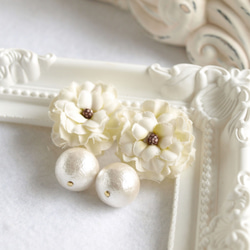 布の白いお花とコットンパールのピアス小 2枚目の画像