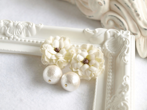 布の白いお花とコットンパールのピアス小 2枚目の画像
