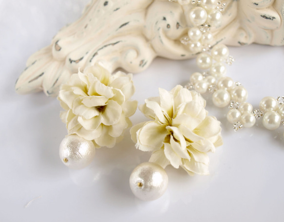 布のお花とコットンパールのピアス大(白) 1枚目の画像