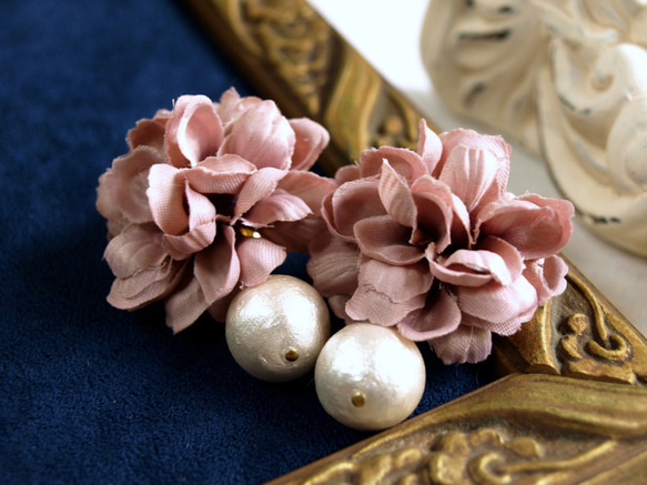 布のお花とコットンパールのピアス大(モーブ） 2枚目の画像