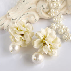 布のお花とコットンパールのイヤリング大(白) 1枚目の画像