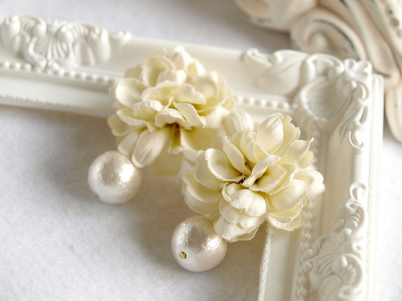 布のお花とコットンパールのイヤリング大(白) 6枚目の画像