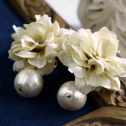 布のお花とコットンパールのイヤリング大(白) 2枚目の画像