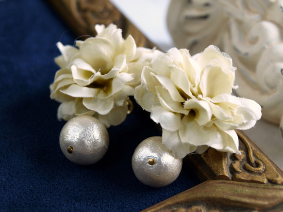 布のお花とコットンパールのイヤリング大(白) 2枚目の画像
