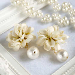 布のお花とコットンパールのイヤリング大(白) 8枚目の画像