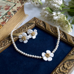 チェコ白いお花のイヤリング 4枚目の画像