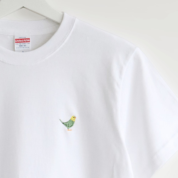 刺繍Tシャツ（BIRD!BIRD!BIRD! / セキセイインコ / グリーン） 2枚目の画像