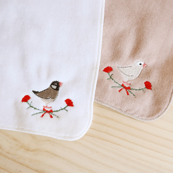 刺繍ミニタオル（文鳥 / カーネーション） 2枚目の画像