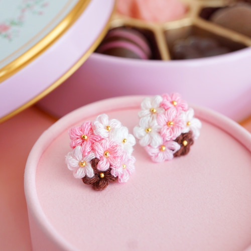 いちごチョコ｜刺繍糸のお花のブーケピアス ピアス（スタッド・一粒 