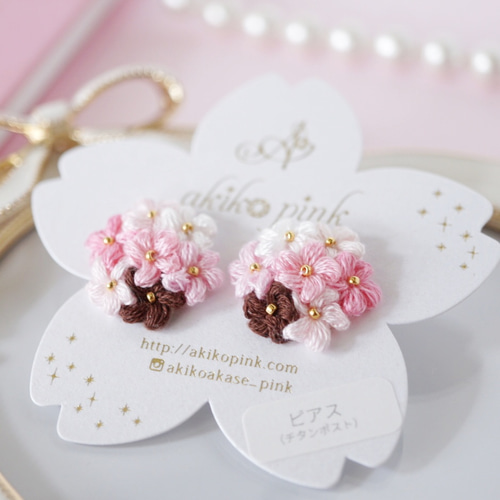いちごチョコ｜刺繍糸のお花のブーケピアス ピアス（スタッド・一粒 
