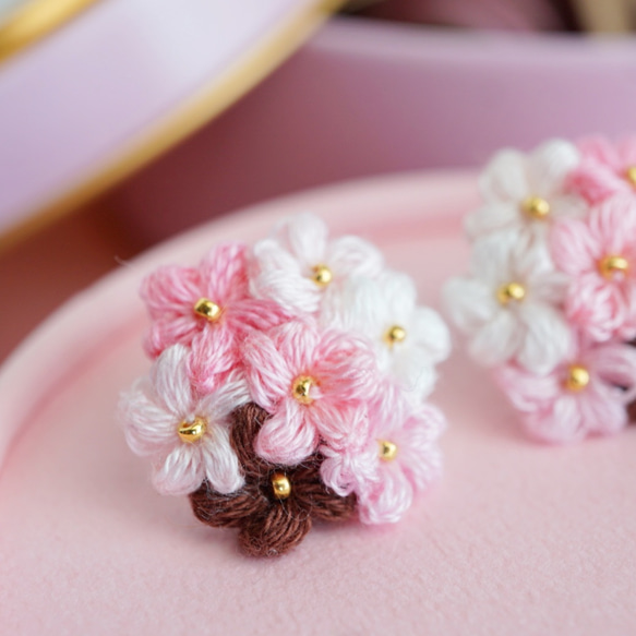 いちごチョコ｜刺繍糸のお花のブーケピアス 3枚目の画像