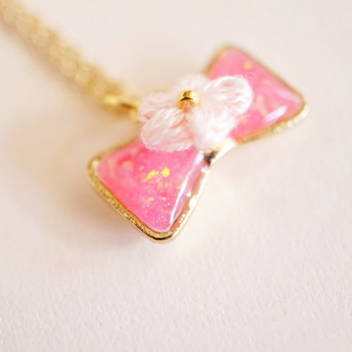 桃花色｜刺繍糸のお花きらめくリボンのネックレス ネックレス