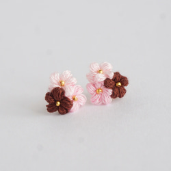 いちごチョコ｜刺繍糸のお花のプチブーケ耳飾り 3枚目の画像