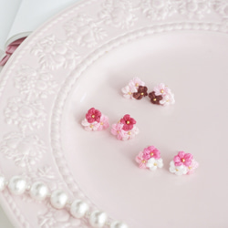 いちごチョコ｜刺繍糸のお花のプチブーケ耳飾り 7枚目の画像