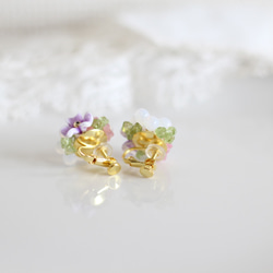「紫陽花のブーケ」ヨーロピアンビーズとペリドットのイヤリング 3枚目の画像