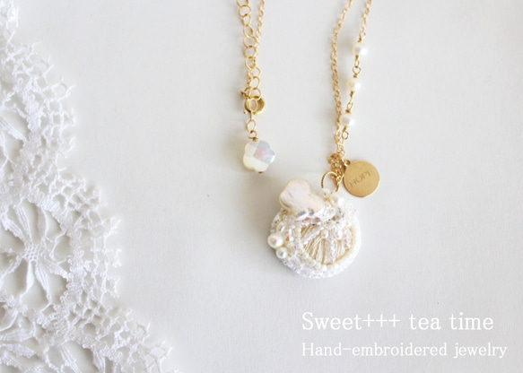 蝶々の願い★真珠・トパーズ・ホワイトビジューの刺繍ネックレス 1枚目の画像