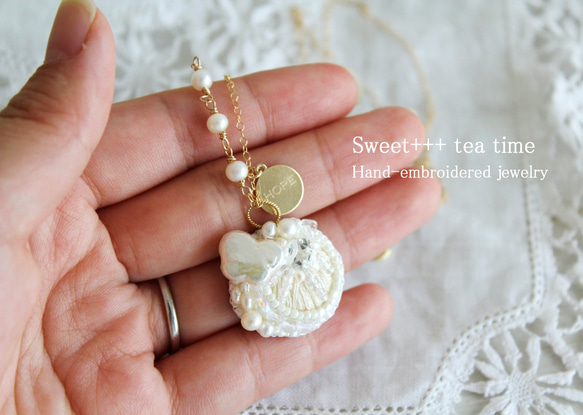 蝶々の願い★真珠・トパーズ・ホワイトビジューの刺繍ネックレス 3枚目の画像