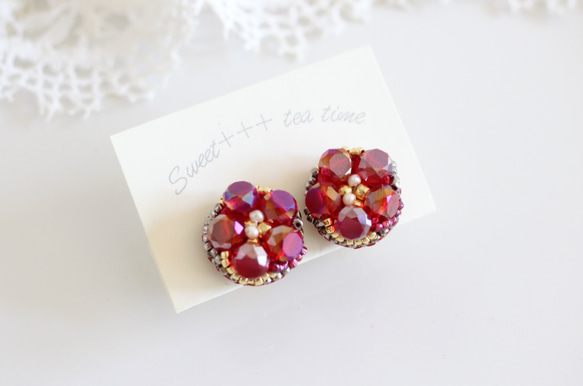 紅燒花◆淡水珍珠和捷克玻璃珠寶花朵刺繡耳環 第1張的照片