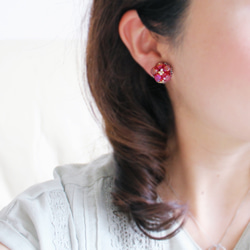 紅燒花◆淡水珍珠和捷克玻璃珠寶花朵刺繡耳環 第2張的照片