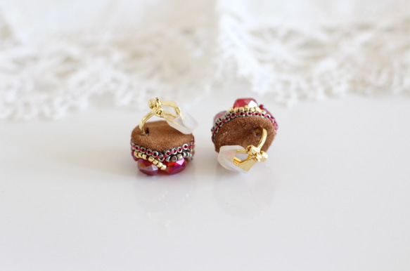 紅燒花◆淡水珍珠和捷克玻璃珠寶花朵刺繡耳環 第3張的照片