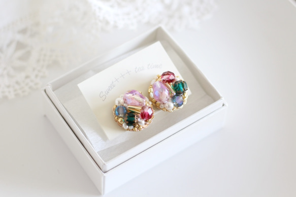 虹の宝石箱◆フランス製スパンコールとヨーロピアンビーズの刺繍イヤリング 4枚目の画像