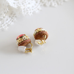 宝石チョコレート(red)◆極小淡水真珠とスワロフスキービジューの刺繍イヤリング 3枚目の画像