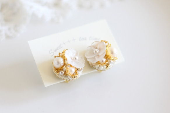 雪化粧の花◆フランス製スパンコールと真珠のフラワー刺繍イヤリング 2枚目の画像